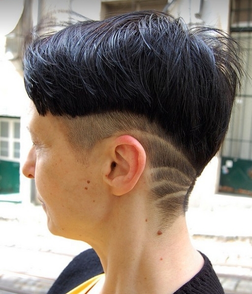 fryzury krótkie, bok fryzury z wygolonym bokiem i wygolonym wzorem na tyle głowy, uczesanie damskie zdjęcie numer 94